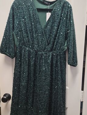 BloomChic Emerald Sequin V-Neck Dress